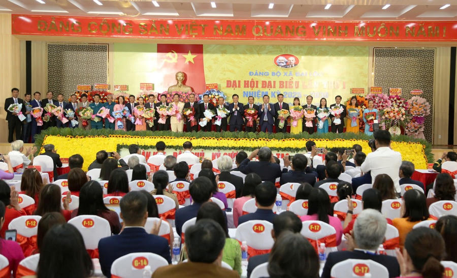 Lãnh đạo TP Đà Nẵng tặng hoa, chúc mừng Ban Chấp hành Đảng bộ xã Đại Lộc nhiệm kỳ 2025 - 2030 ra mắt đại hội.