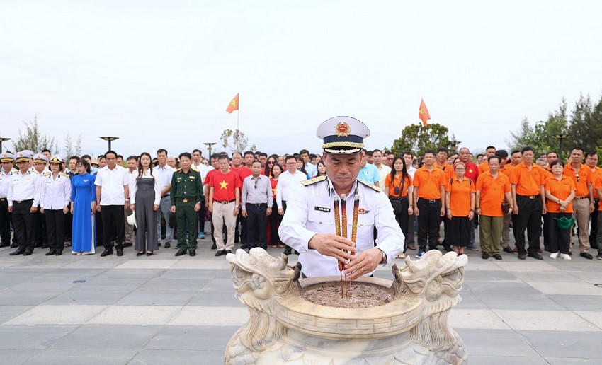 Chuẩn Đô đốc Nguyễn Đăng Tiến - Chính ủy Vùng 3 Hải Quân, Trưởng Đoàn công tác số 23 dâng hương tại Khu tưởng niệm Chiến sĩ Gạc Ma.