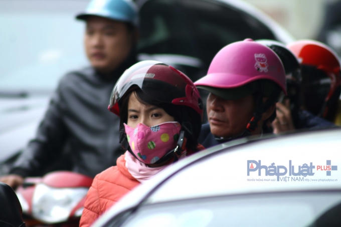 Người điều khiển phượng tiện phải cẳng mình để vượt qua ùn tắc.