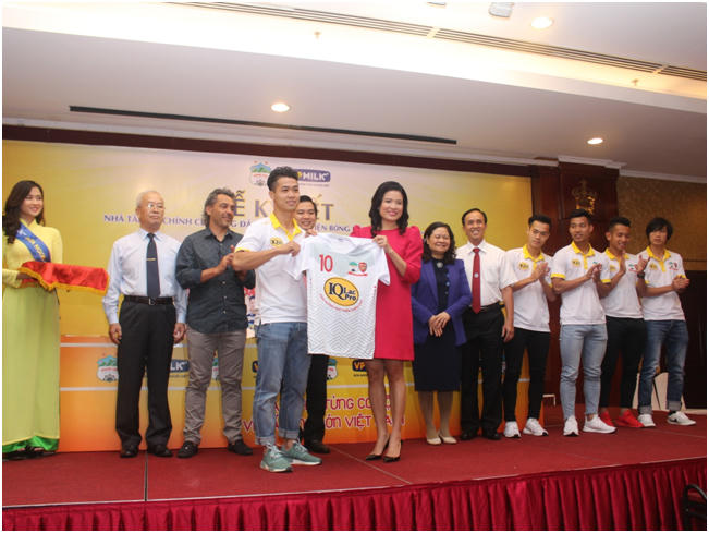 Cầu thủ Nguyễn Công Phượng nhận áo thi đấu từ Bà Nguyễn Thị Thu Phương - Chủ tịch HĐQT VP Milk.