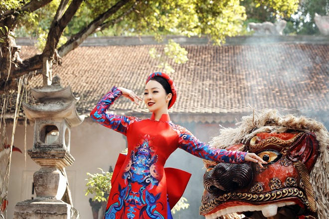 NS Linh Nga diện áo dài múa cùng nghê