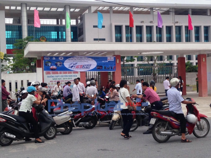 Tại điểm thi trường THPT chuyên Biên Hòa, dù các thí sinh đã bắt đầu làm bài thi nhưng vẫn có rất đông phụ huynh tập trung trước cổng trường chờ đợi với nhiều tâm trạng khác nhau.