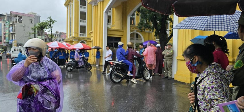 Theo ghi nhận của phóng viên, sáng sớm nay tại TP Cẩm Phả trời đổ mưa to, các phụ huynh cùng sĩ tử phải đội mưa tới điểm thi. Ảnh: Nguyễn Quang