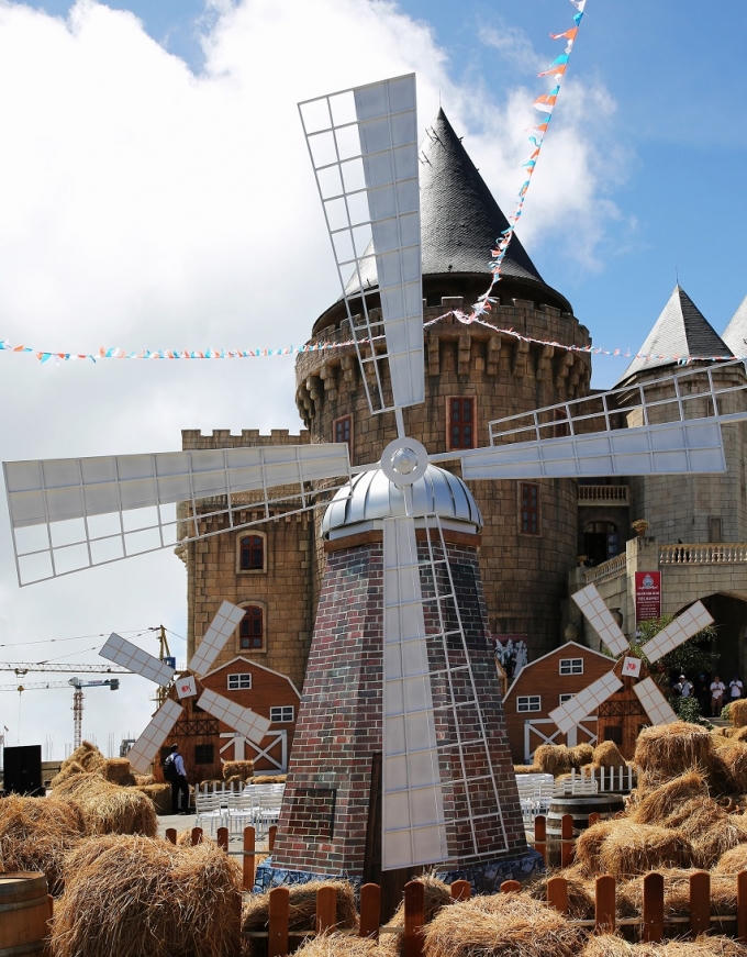 Lấy cảm hứng từ không khí rộn ràng tại những nông trang xinh đẹp, những cánh đồng rộng lớn của miền quê châu Âu, lễ hội tái hiện thời điểm bắt đầu mùa thu hoạch lúa mỳ. Những ngày này, hiện diện trên quảng trường Du Dôme quen thuộc là khung cảnh ngày mùa rộn rã tiếng máy gặt, máy cày, hình ảnh vừa quen vừa lạ của cối xay gió, những đụn rơm êm ái, những người nộm rơm óng vàng dưới ánh nắng ngày mùa rực rỡ.