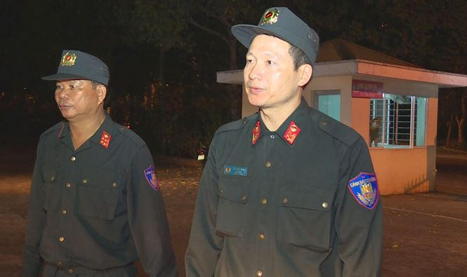 Giám đốc Công an tỉnh- Đại tá Vũ Hồng Văn ( bên phải) trực tiếp chỉ đạo xử lý đối tượng chống người thi hành công vụ ngay trong đêm giao thừa