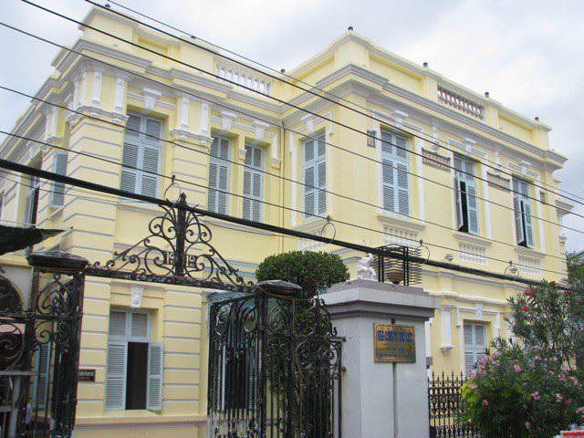 Gia đình Công tử Bạc Liêu vốn giàu có, cha sở hữu hàng chục ngàn ha đất trồng lúa và ruộng muối hồi đầu thế kỷ 20. Ngoài kiến trúc của công trình cũng như hiện vật còn lưu giữ ở đây thì giai thoại về độ ăn chơi, tiêu xài xa xỉ của ông Trần Trinh Huy (Công tử Bạc Liêu hay còn gọi là Hắc Công Tử) cũng là điều hút du khách.