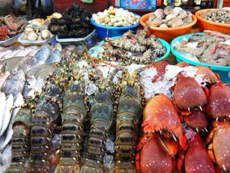 Chợ hải sản Cửa Lò cũng rất nổi tiếng. Giá bán các loại hải sản ở đây không quá đắt đỏ, du khách có thể trả giá thoải mái.