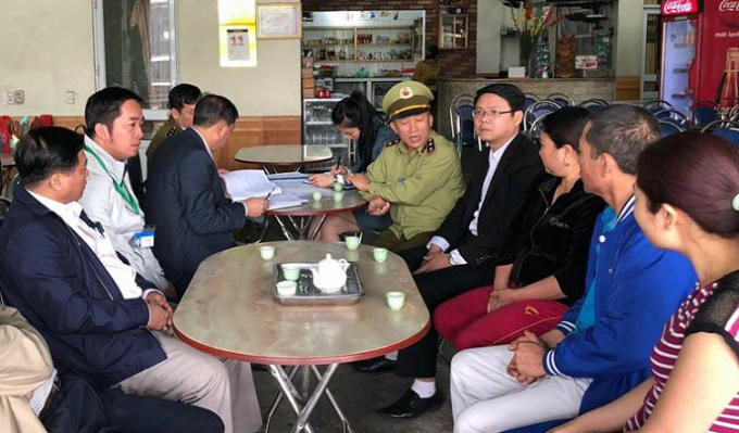 Đoàn Liên ngành kiểm tra và xử phạt nhà hàng.