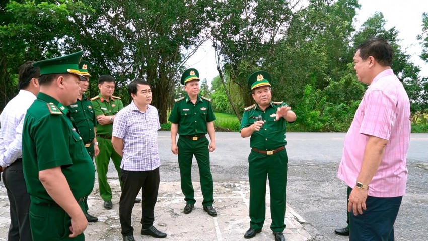 Đoàn công tác khảo sát thực tế tại Trạm kiểm soát Biên phòng Cửa khẩu Mỹ Quý Tây, Đồn Biên phòng cửa khẩu Mỹ Quý Tây. Ảnh: Luận Quân Phương