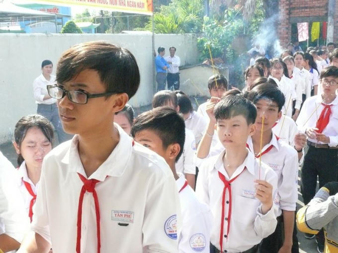 Học sinh xếp hàng dài chuẩn bị dâng hương tưởng nhớ công ơn các vị Vua Hùng.