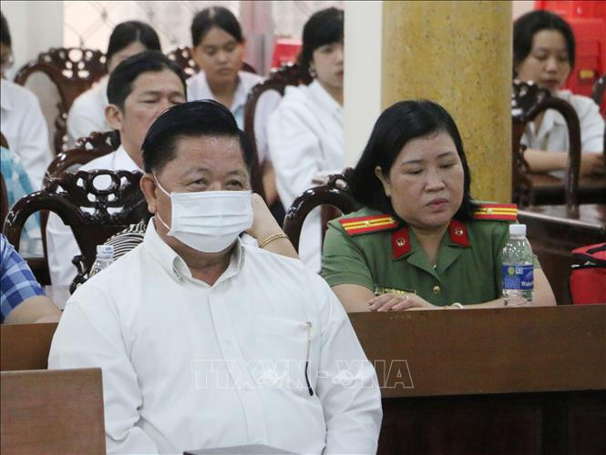 Bị cáo Nguyễn Bá Quận (áo trắng) tại phiên toà.