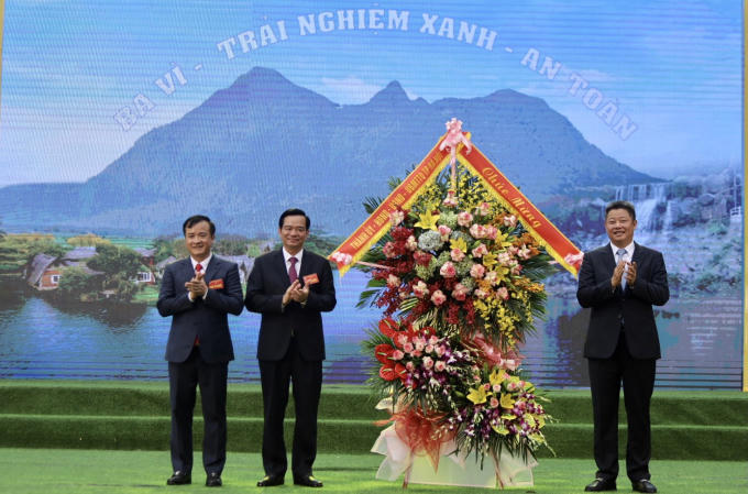 Ông Nguyễn Mạnh Quyền Phó Chủ tịch UBND TP Hà Nội tặng hoa chức mừng lãnh đạo huyện Ba Vì.