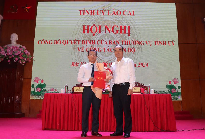 Ông Vũ Xuân Cường, Phó Bí thư Thường trực Tỉnh ủy, Chủ tịch HĐND tỉnh Lào Cai trao Quyết định của Ban Thường vụ Tỉnh ủy Lào Cai cho ông Nguyễn Thế Tài.