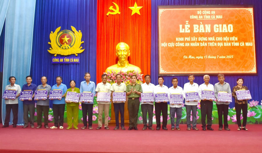 Đại tá Lê Tấn Vinh - Phó Bí thư Đảng ủy, Phó Giám đốc Công an tỉnh Cà Mau, trao bảng tượng trưng hỗ trợ kinh phí của Bộ Công an cho các hội viên Hội Cựu CAND.