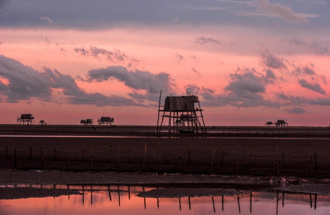 Một g&oacute;c b&atilde;i ngao cửa Nẹ trong &aacute;nh b&igrave;nh minh.