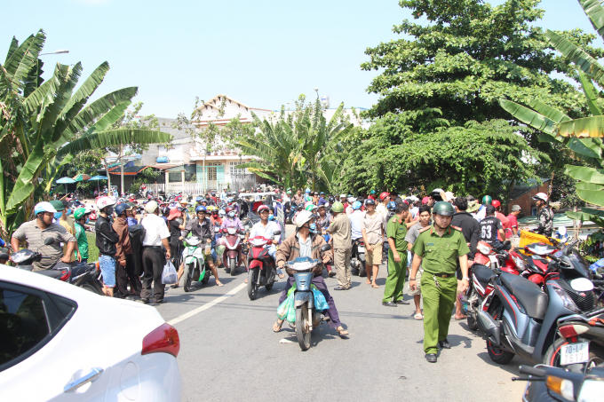 Ngay sau đó, lực lượng công an phường Tam Bình có mặt nhưng không thể tiếp cận đối tượng vì trên tay anh này cầm rất nhiều gạch đá.