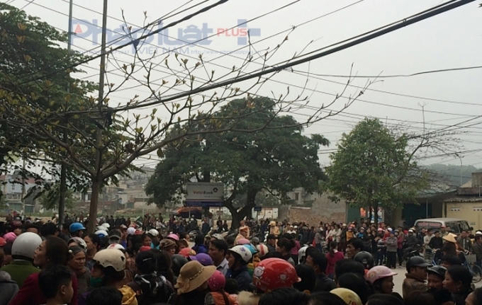 Hàng trăm người dân đã tụ tập trước trụ sở Công an phường Trường Sơn yêu cầu làm rõ vụ kẻ lạ mặt nổ súng hành hung gia đình bà Văn Thị Thắng (Ảnh Anh Thắng).