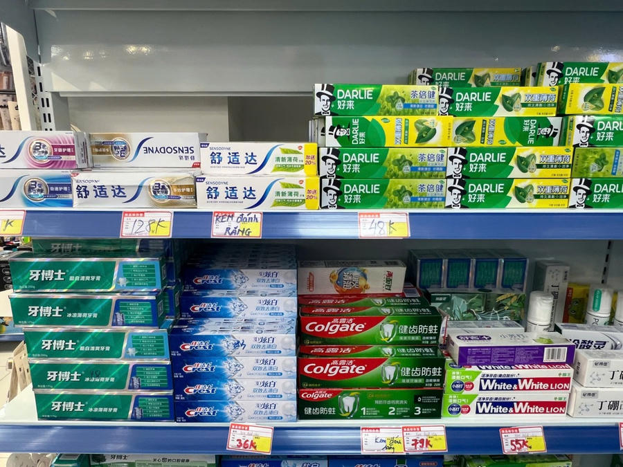 Rất nhiều loại kem đánh răng được sản xuất tại Trung Quốc cũng được bày bán.