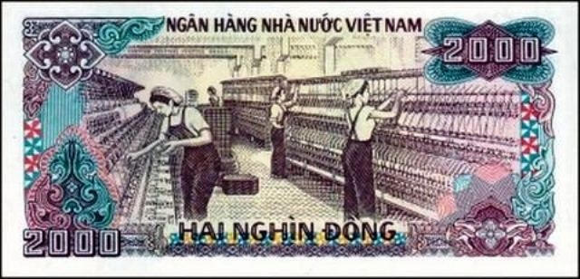 Vào những năm 60, ngành dệt may đã có những đóng góp quan trọng vào phát triển kinh tế miền Bắc. Đó cũng là lý do tại sao những cô thợ dệt nhà máy Dệt Nam Định lại xuất hiện với hình ảnh thật đẹp trên tờ tiền mệnh giá 2.000 đồng vốn rất đỗi thân thuộc với người Việt Nam. Ngoài ra, còn có tháp Phổ Minh (hay còn gọi là Chùa Tháp), địa danh khác của tỉnh Nam Định cũng đã được in trên đồng tiền 100 ngân hàng Nhà nước Việt Nam.