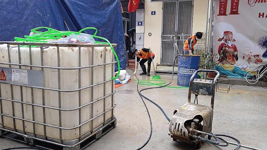 Công nhân tiếp tục dọn dẹp sạch sẽ để trả lại cuộc sống thường ngày cho người dân khu vực ngõ 7 Giang Văn Minh.