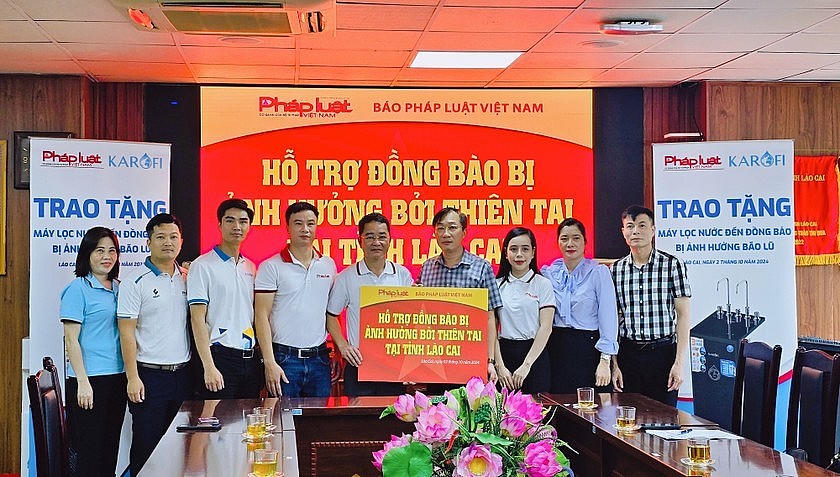 Đoàn công tác của Báo Pháp Luật Việt Nam trao tặng quà hỗ trợ học sinh tỉnh Lào Cai.