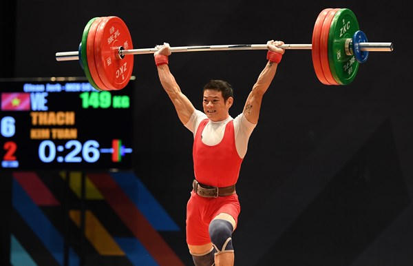 Nhà vô địch thế giới cử tạ Thạch Kim Tuấn.