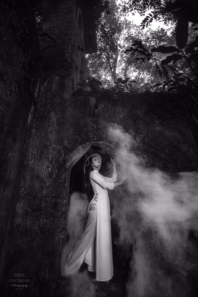 Người đẹp gây sốt với loạt ảnh cô đơn trong rừng