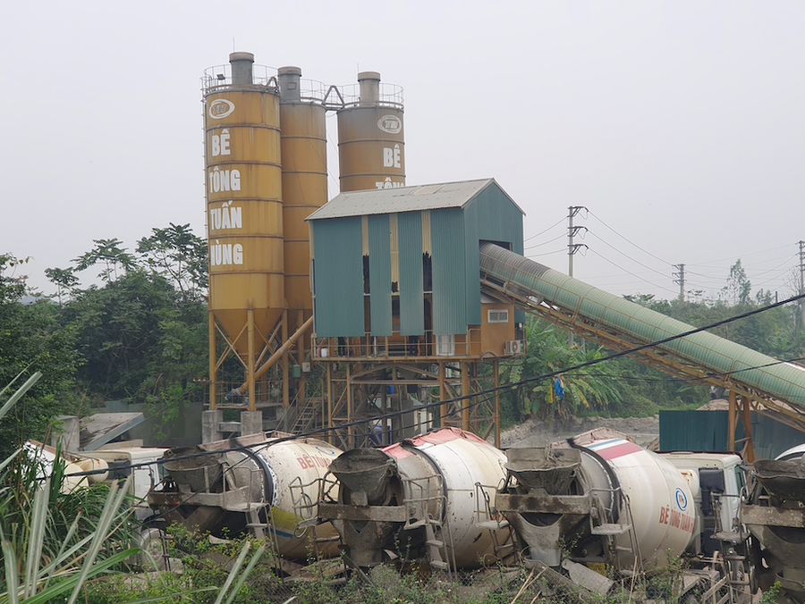 Trạm trộn bê tông của Công ty Tuấn Hùng hoạt động trái phép trên đất nông nghiệp mặc dù có lệnh tháo dỡ, nhưng vẫn ngang nhiên hoạt động.