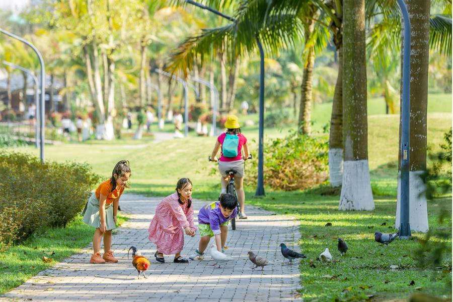 Trẻ em tha hồ vận động trong KĐT không lo thời tiết nắng gắt ngoài kia