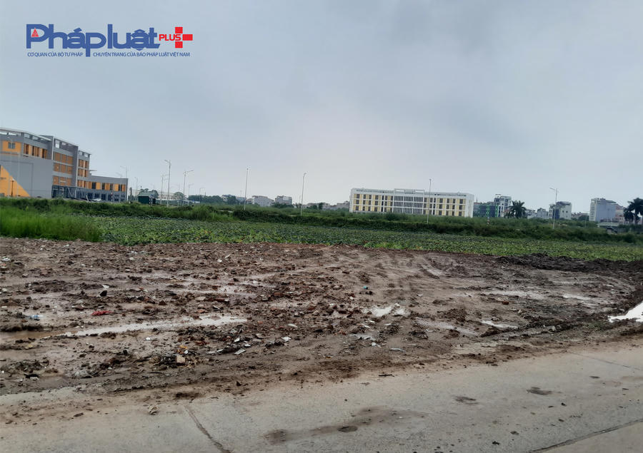 Từ mép đường cũ việc san lấp chất thải ra bên ngoài khá rộng.