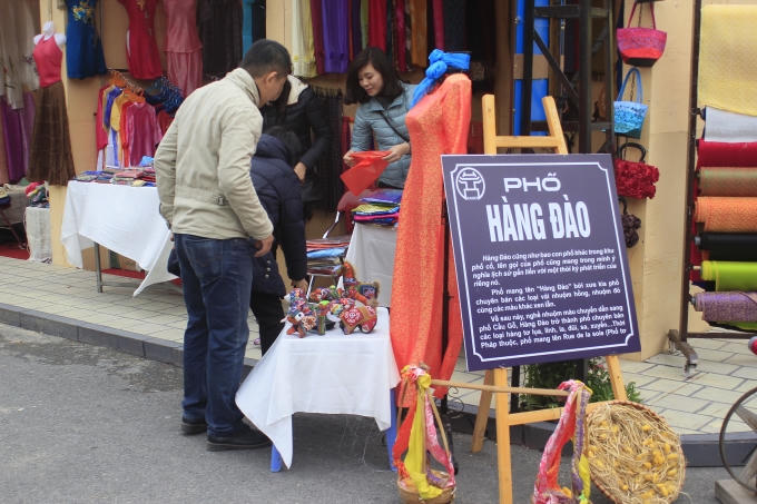 Và đương nhiên không thể thiếu đi những món quà gợi nhớ Hà Nội xưa.