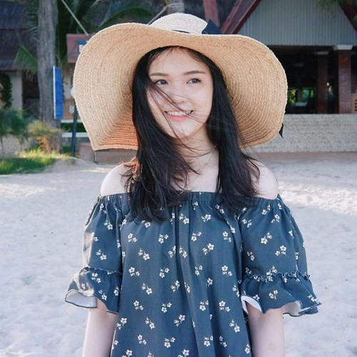 Cô từng được báo chí nhắc đến nhiều khi đội mưa cổ vũ cho anh rể Văn Quyết ở trận thắng đậm của đội tuyển Việt Nam trước Campuchia (Vòng loại Asian Cup 2019) vào tháng 10/2017. Nhan sắc và cách cổ vũ rất "máu lửa" của cô đã khiến cộng đồng mạng khi đó phải chú ý.