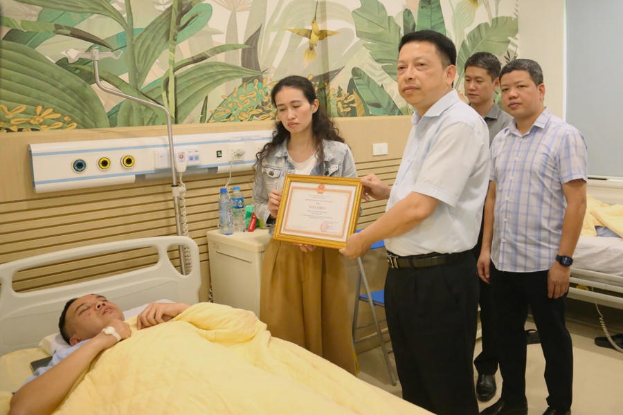 Thiếu tướng Nguyễn Hồng Ky trao tặng Giấy khen cho đại diện gia đình Trung tá Nguyễn Tiến Minh