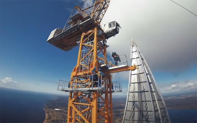 Mới đây trên Youtube xuất hiện một video cho người xem cảm giác nhảy tự do từ tòa tháp cao nhất châu Âu này. (Ảnh cắt từ clip)