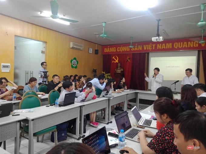 TS. Nguyễn Doãn Phương và TS. Dương Minh Tâm phát biểu tại cuộc họp với chủ đề “Các rối loạn liên quan đến stress và gánh nặng”.