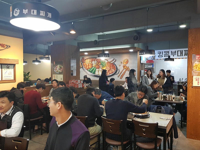  Món budae jjigae ngày nay xuất hiện hầu hết bên trong các cửa hàng ăn uống tại Hàn Quốc.