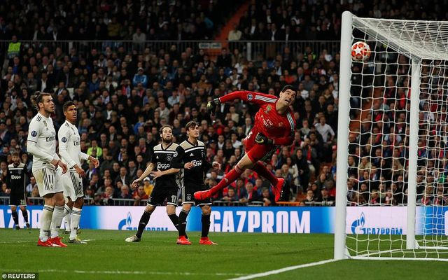 Lasse Schone ấn định chiến thắng 4-1 cho Ajax. (Ảnh: Reuters)