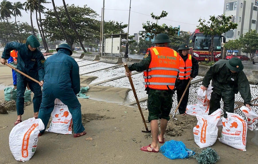 Hỗ trợ người dân tải cát, chằng chống tài sản.