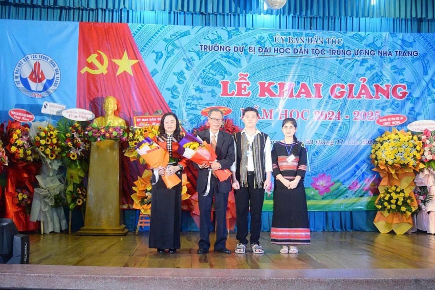 Bà Hà Thị Mai Phương (bên trái) làm Phó hiệu trưởng Trường Dự bị Đại học Dân tộc Trung ương Nha Trang.