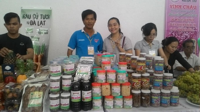 Gian hàng dưa kiệu của anh Trần Minh Tân.