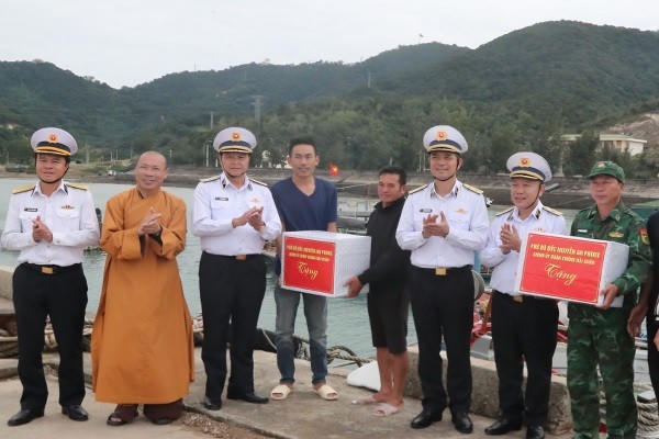 Đoàn công tác Quân chủng Hải quân tặng quà các lực lượng và nhân dân trên đảo Trần