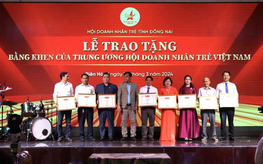 Ông Dương Long Thành - Phó Chủ tịch Hội Doanh nhân trẻ Việt Nam trao bằng khen cho các tập thể xuất sắc trong hoạt động Hội năm 2023.