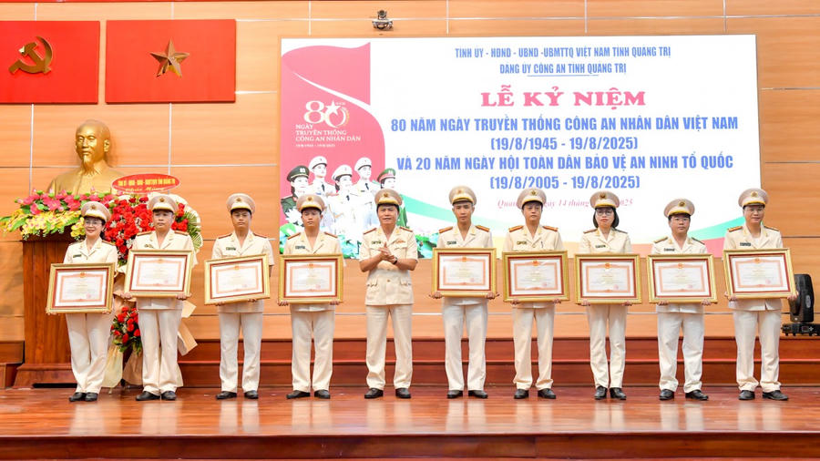 Lãnh đạo Công an tỉnh trao bằng khen của Thủ tướng Chính phủ cho các cá nhân.