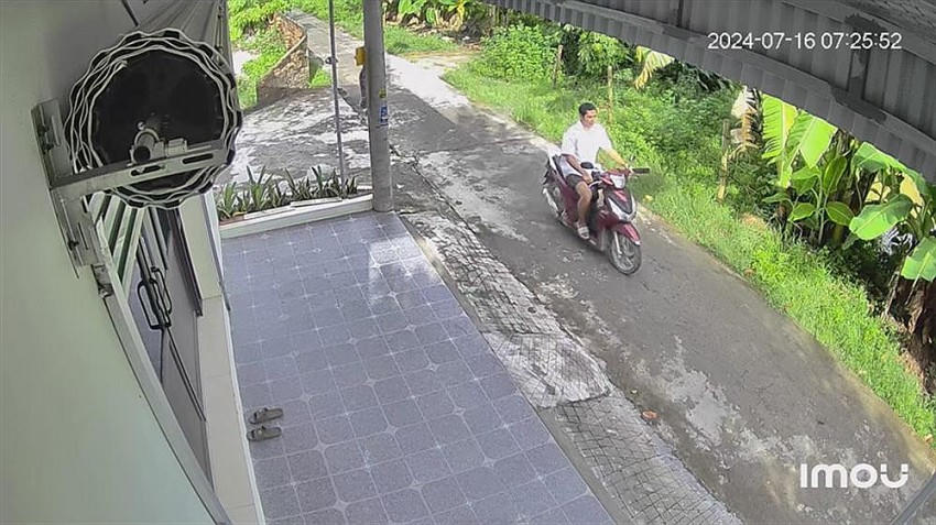 Camera an ninh của người dân ghi lại hình ảnh đối tượng Thắng với con dao trên tay. Ảnh BCA.
