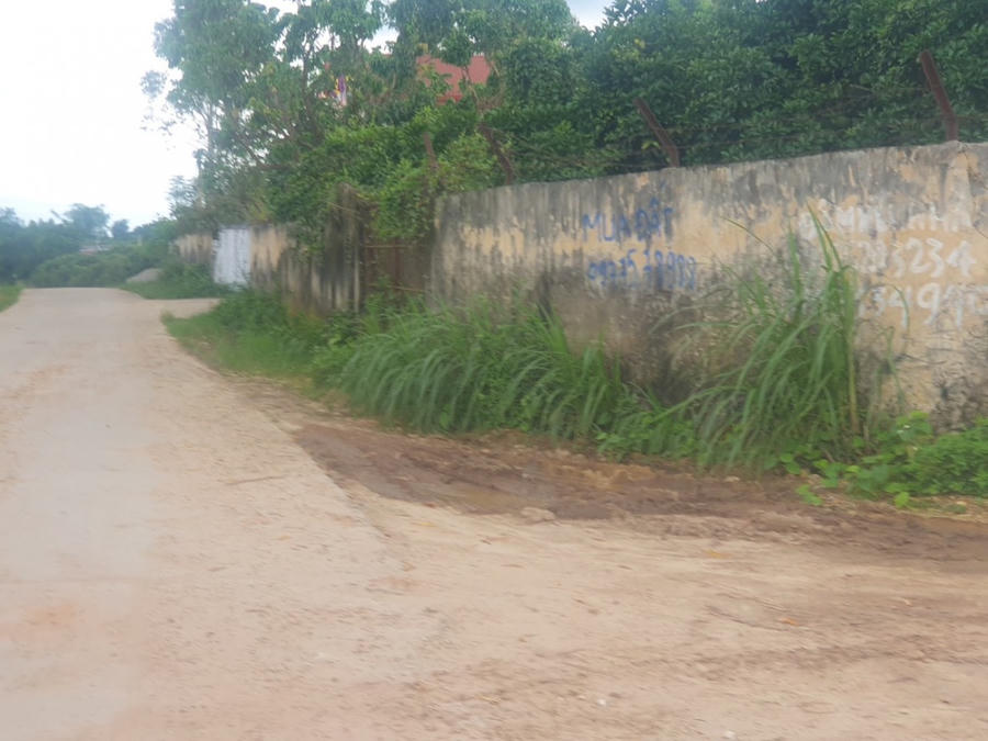Tuyến đường bê tông liên xã được bao phủ bởi 1 lớp cát, sỏi dày kín bề mặt đường bê tông do quá trình các xe tải vận chuyển cát sỏi làm rơi ra mặt đường.
					
				
			
			Tuyến đường bê tông liên xã được bao phủ bởi 1 lớp cát, sỏi dày kín bề mặt đường bê tông do quá trình các xe tải vận chuyển cát sỏi làm rơi ra mặt đường.