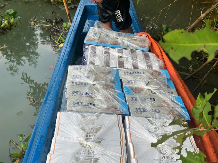 Lực lượng chức năng thu giữ tổng cộng 6000 bao thuốc lá ngoại do nước ngoài sản xuất. Ảnh: Luận Quân Phương
