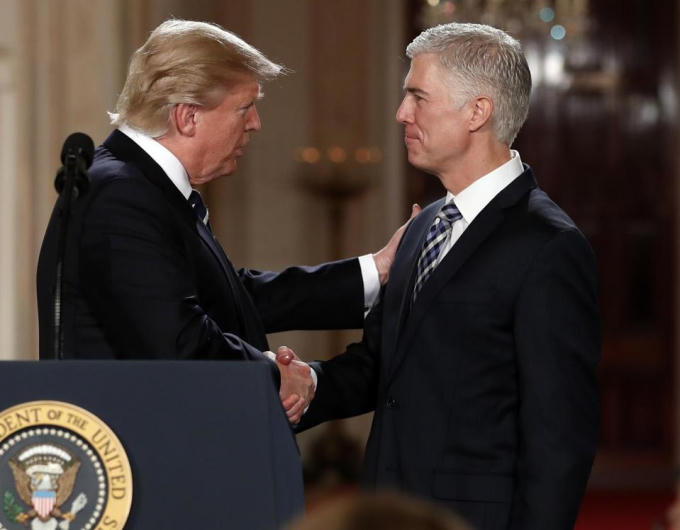 Tổng thống Mỹ Donald Trump bắt tay ông Neil Gorsuch. (Ảnh: AP)