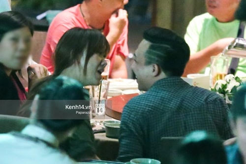 Thoải mái trò chuyện với nhau.