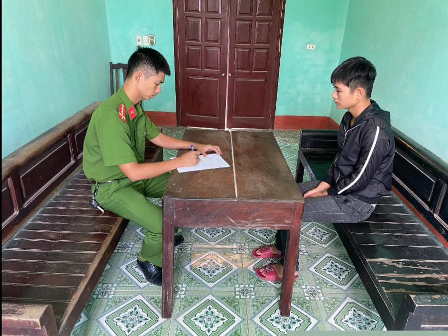 Đối tượng tại cơ quan công an.
