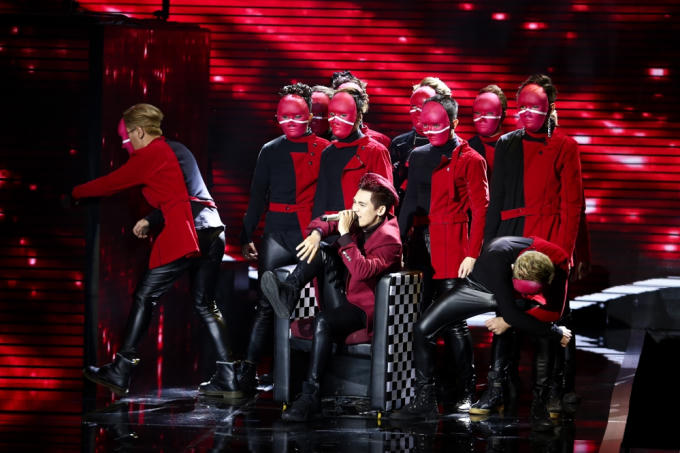 Cho&aacute;ng với nụ h&ocirc;n